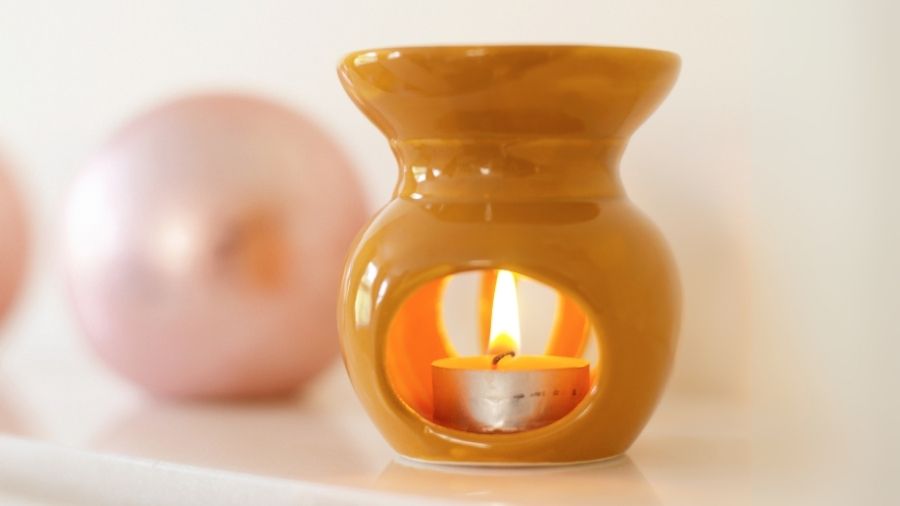 Essential oil burner in use