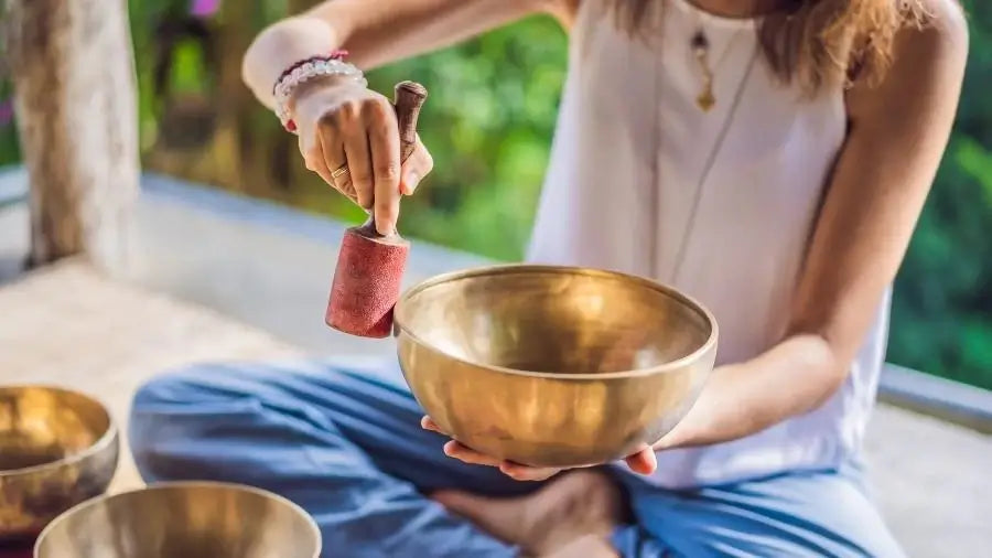 How to play a singing bowl