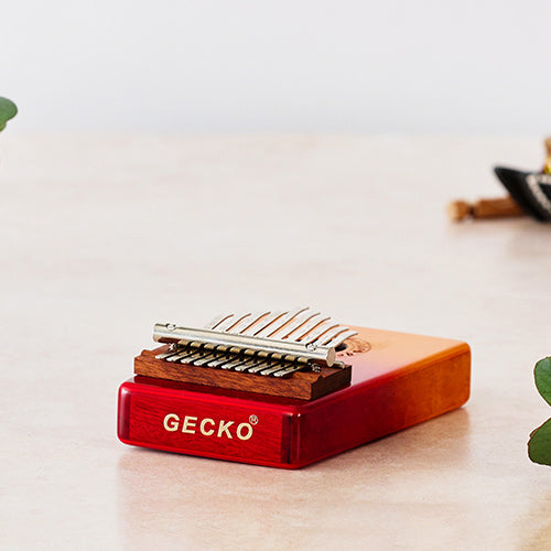 The side of the Gecko Kalimba Sunburst 10 note