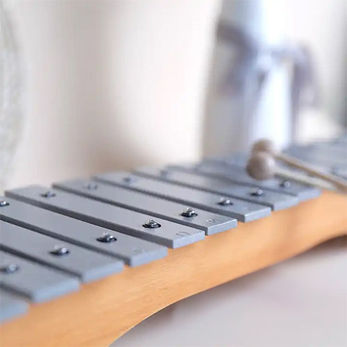 close up of keys on 15 note metallophone 